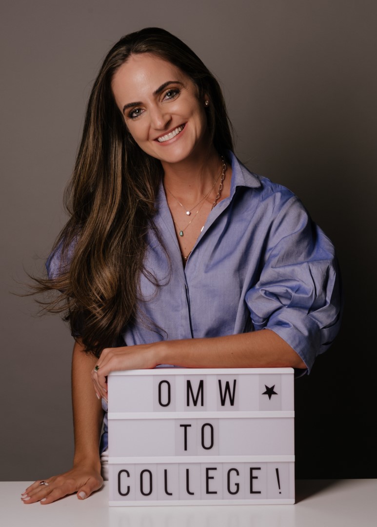 Viole Eisenman sosteniendo un cartel que dice OMW to college